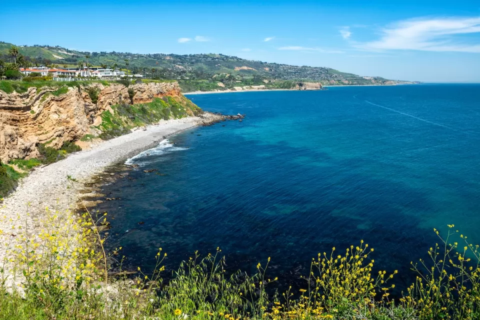 Aerial view of steep cliffs and large homes in Rancho Palos Verdes, California on Pacific Ocean.